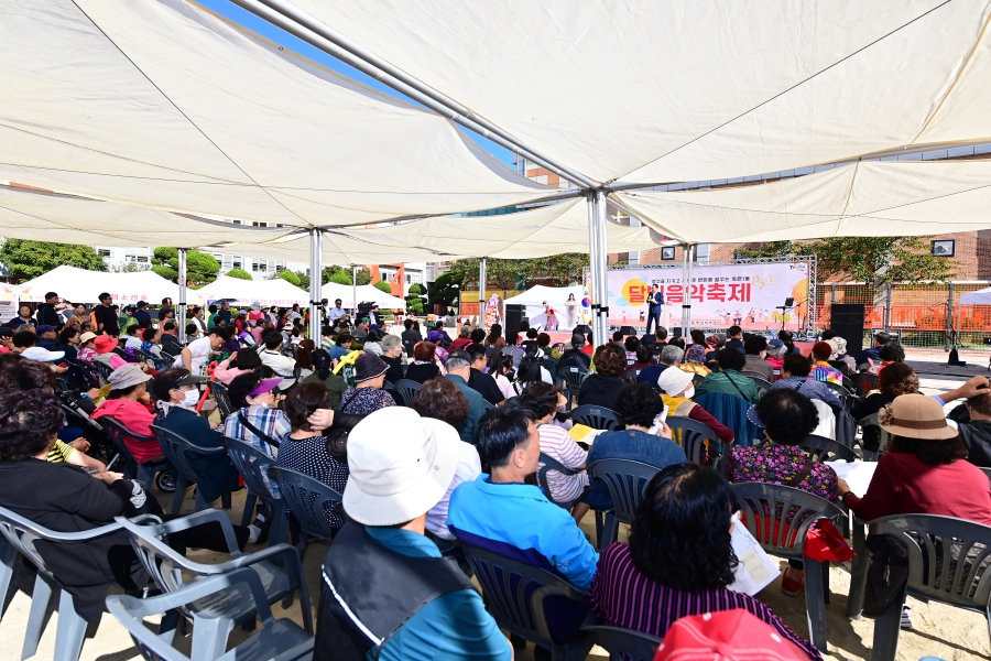 연수구 옥련1동 주민자치회는 지난 12일 송도초등학교 운동장에서 지역 주민 800여 명이 참여한 가운데 2024년 달빛음악축제를 성황리에 개최했다